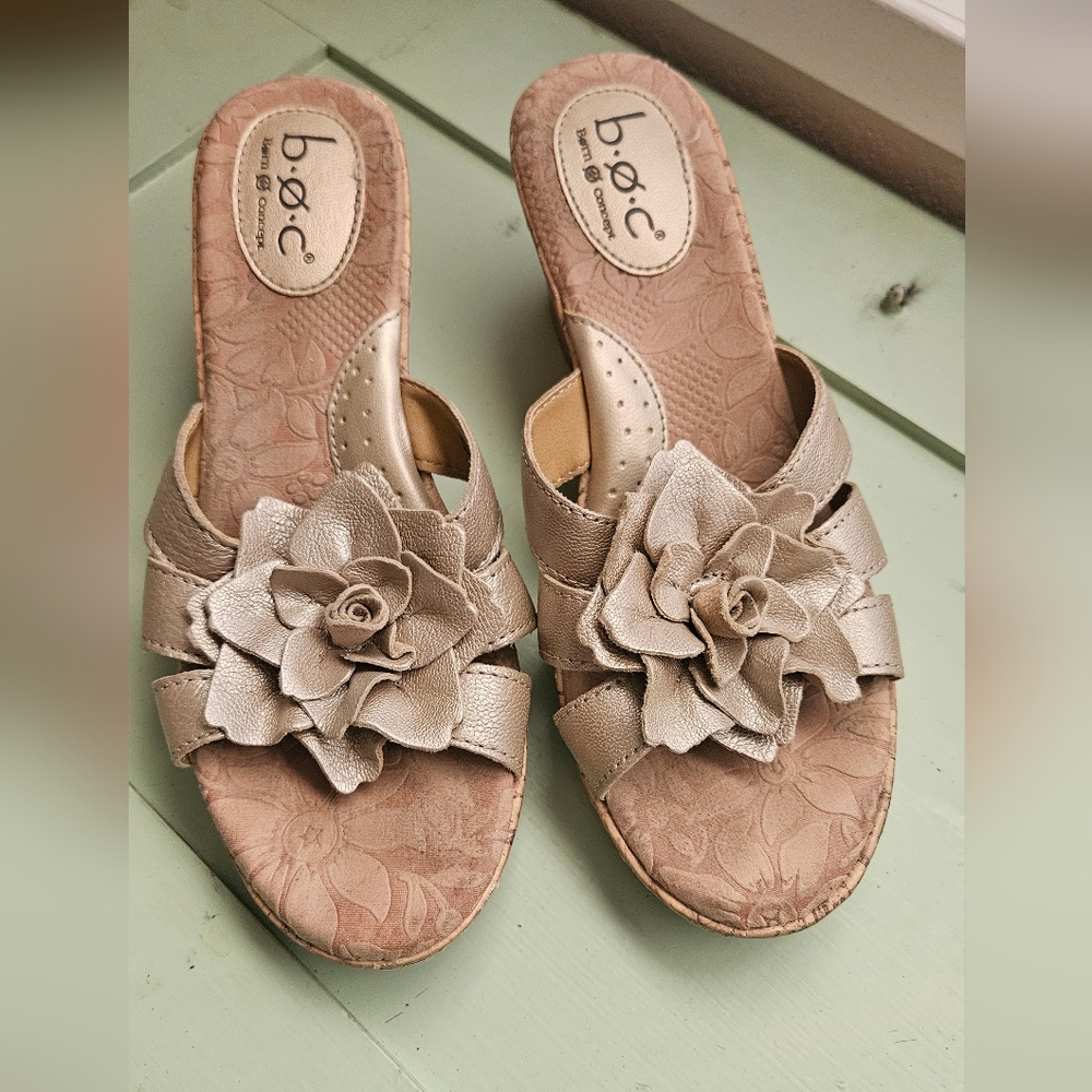 b.o.c. Women's Gold/Tan Floral Sandals